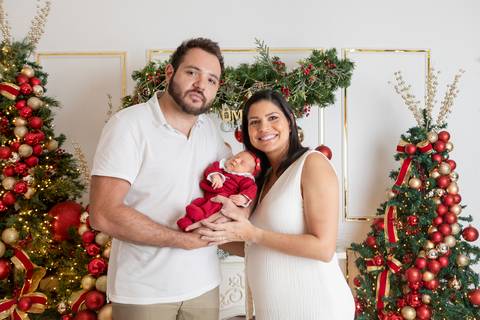 ensaio de natal bebê touca de papai noel brasilia df registrado pela fotógrafa letícia franco papai noel arvore guirlanda pijama carter's carters  trailer neve
'