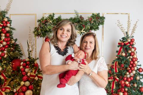 ensaio de natal bebê touca de papai noel brasilia df registrado pela fotógrafa letícia franco papai noel arvore guirlanda pijama carter's carters  trailer neve
'