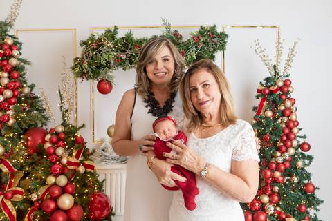 ensaio de natal bebê touca de papai noel brasilia df registrado pela fotógrafa letícia franco papai noel arvore guirlanda pijama carter's carters  trailer neve
'