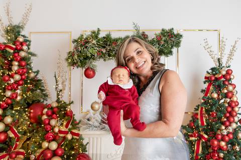 ensaio de natal bebê touca de papai noel brasilia df registrado pela fotógrafa letícia franco papai noel arvore guirlanda pijama carter's carters  trailer neve
'