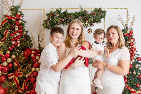 ensaio de natal bebê touca de papai noel brasilia df registrado pela fotógrafa letícia franco papai noel arvore guirlanda pijama carter's carters  trailer neve
'