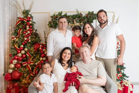 ensaio de natal bebê touca de papai noel brasilia df registrado pela fotógrafa letícia franco papai noel arvore guirlanda pijama carter's carters  trailer neve
'