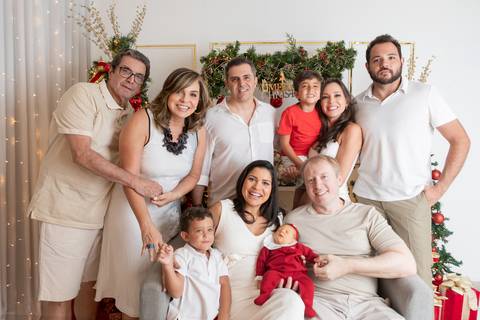 ensaio de natal bebê touca de papai noel brasilia df registrado pela fotógrafa letícia franco papai noel arvore guirlanda pijama carter's carters  trailer neve
'