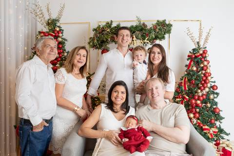 ensaio de natal bebê touca de papai noel brasilia df registrado pela fotógrafa letícia franco papai noel arvore guirlanda pijama carter's carters  trailer neve
'