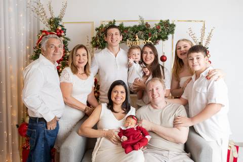 ensaio de natal bebê touca de papai noel brasilia df registrado pela fotógrafa letícia franco papai noel arvore guirlanda pijama carter's carters  trailer neve
'