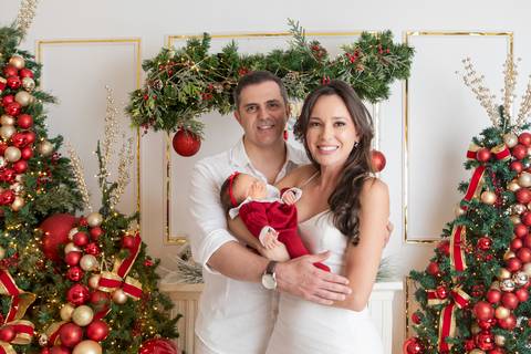 ensaio de natal bebê touca de papai noel brasilia df registrado pela fotógrafa letícia franco papai noel arvore guirlanda pijama carter's carters  trailer neve
'