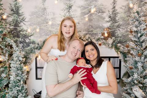 ensaio de natal bebê touca de papai noel brasilia df registrado pela fotógrafa letícia franco papai noel arvore guirlanda pijama carter's carters  trailer neve
'