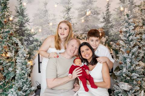 ensaio de natal bebê touca de papai noel brasilia df registrado pela fotógrafa letícia franco papai noel arvore guirlanda pijama carter's carters  trailer neve
'