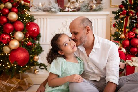 ensaio de natal bebê touca de papai noel brasilia df registrado pela fotógrafa letícia franco papai noel arvore guirlanda pijama carter's carters  trailer neve
'