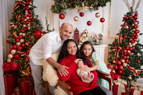 ensaio de natal bebê touca de papai noel brasilia df registrado pela fotógrafa letícia franco papai noel arvore guirlanda pijama carter's carters  trailer neve
'