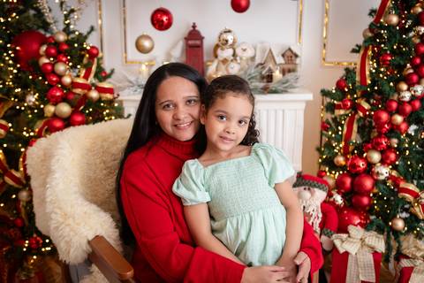 ensaio de natal bebê touca de papai noel brasilia df registrado pela fotógrafa letícia franco papai noel arvore guirlanda pijama carter's carters  trailer neve
'