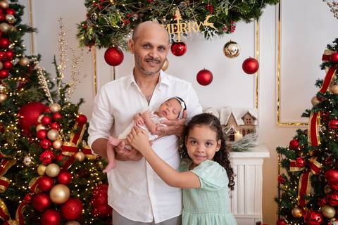 ensaio de natal bebê touca de papai noel brasilia df registrado pela fotógrafa letícia franco papai noel arvore guirlanda pijama carter's carters  trailer neve
'