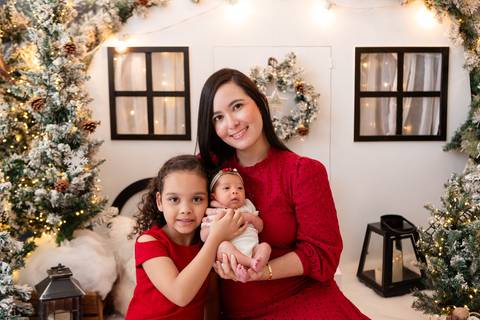 ensaio de natal bebê touca de papai noel brasilia df registrado pela fotógrafa letícia franco papai noel arvore guirlanda pijama carter's carters  trailer neve
'