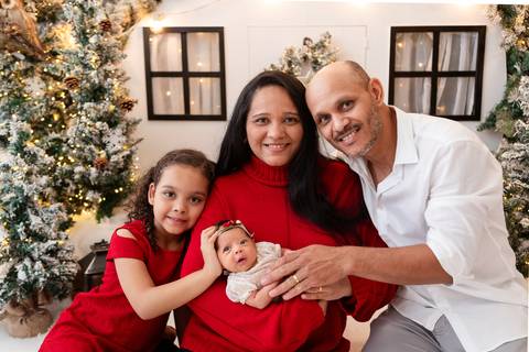 ensaio de natal bebê touca de papai noel brasilia df registrado pela fotógrafa letícia franco papai noel arvore guirlanda pijama carter's carters  trailer neve
'