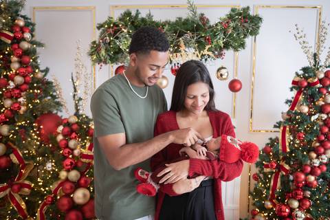 bebê recém nascido newborn brasilia fotografa fotografo fotógrafa brasília df distrito federal baby bebe reborn book melhor leticia franco letícia  wrap enrolado 
ensaio de natal bebê touca de papai noel brasilia df registrado pela fotógrafa letícia franc'