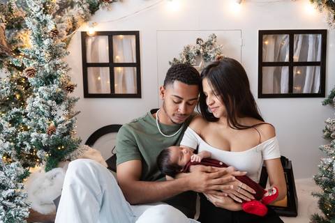 bebê recém nascido newborn brasilia fotografa fotografo fotógrafa brasília df distrito federal baby bebe reborn book melhor leticia franco letícia  wrap enrolado 
ensaio de natal bebê touca de papai noel brasilia df registrado pela fotógrafa letícia franc'