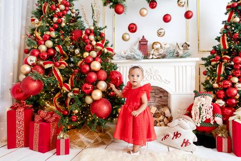 ensaio de natal bebê touca de papai noel brasilia df registrado pela fotógrafa letícia franco papai noel arvore guirlanda pijama carter's carters  trailer neve
'