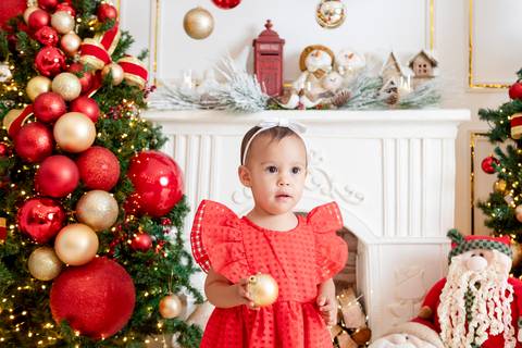 ensaio de natal bebê touca de papai noel brasilia df registrado pela fotógrafa letícia franco papai noel arvore guirlanda pijama carter's carters  trailer neve
'