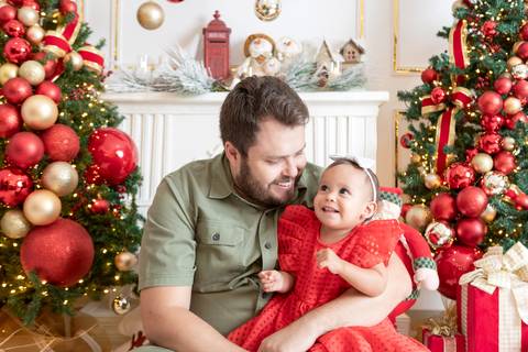 ensaio de natal bebê touca de papai noel brasilia df registrado pela fotógrafa letícia franco papai noel arvore guirlanda pijama carter's carters  trailer neve
'