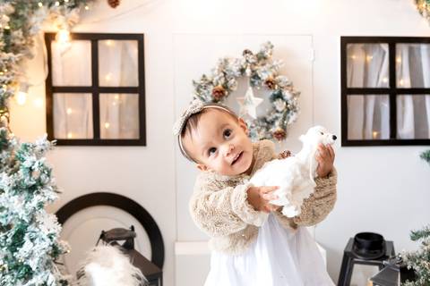 ensaio de natal bebê touca de papai noel brasilia df registrado pela fotógrafa letícia franco papai noel arvore guirlanda pijama carter's carters  trailer neve
'