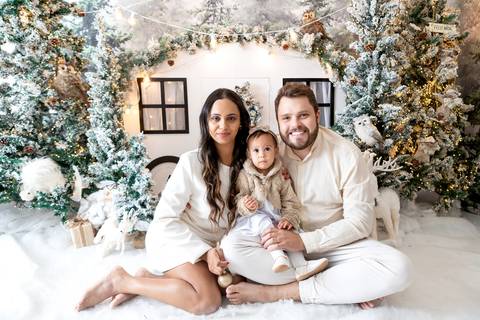 ensaio de natal bebê touca de papai noel brasilia df registrado pela fotógrafa letícia franco papai noel arvore guirlanda pijama carter's carters  trailer neve
'