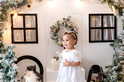 ensaio de natal bebê touca de papai noel brasilia df registrado pela fotógrafa letícia franco papai noel arvore guirlanda pijama carter's carters  trailer neve
'