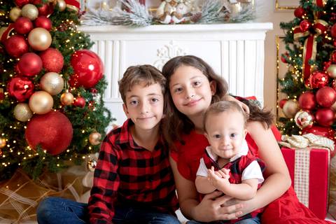 ensaio de natal bebê touca de papai noel brasilia df registrado pela fotógrafa letícia franco papai noel arvore guirlanda pijama carter's carters  trailer neve
ensaio de natal em brasilia'