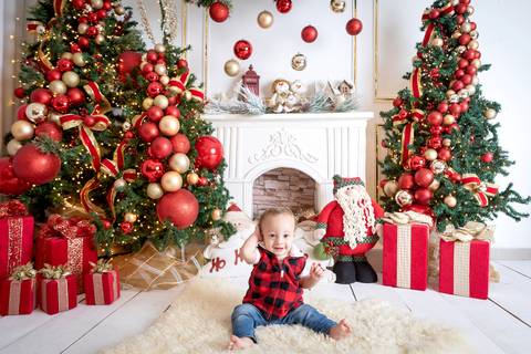 ensaio de natal bebê touca de papai noel brasilia df registrado pela fotógrafa letícia franco papai noel arvore guirlanda pijama carter's carters  trailer neve
'