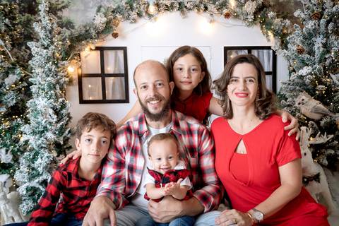 ensaio de natal bebê touca de papai noel brasilia df registrado pela fotógrafa letícia franco papai noel arvore guirlanda pijama carter's carters  trailer neve
'