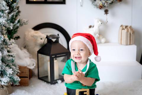 ensaio de natal bebê touca de papai noel brasilia df registrado pela fotógrafa letícia franco papai noel arvore guirlanda pijama carter's carters  trailer neve
'