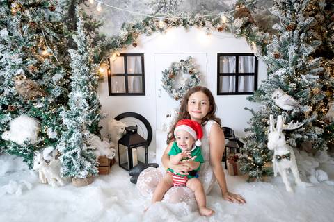 ensaio de natal bebê touca de papai noel brasilia df registrado pela fotógrafa letícia franco papai noel arvore guirlanda pijama carter's carters  trailer neve
'