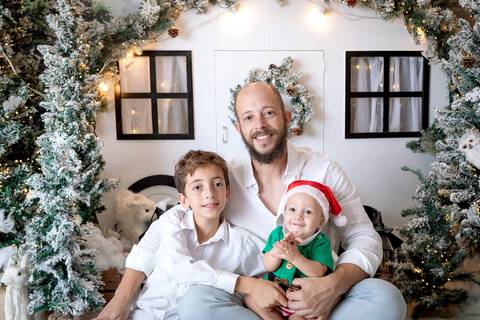 ensaio de natal bebê touca de papai noel brasilia df registrado pela fotógrafa letícia franco papai noel arvore guirlanda pijama carter's carters  trailer neve
'