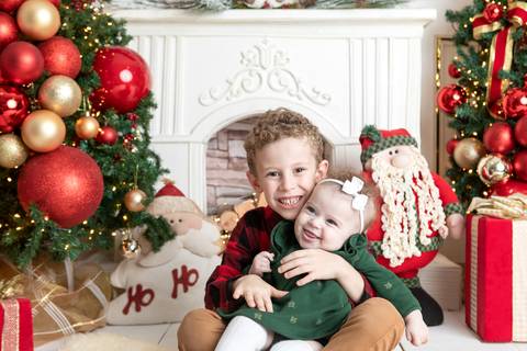ensaio de natal bebê touca de papai noel brasilia df registrado pela fotógrafa letícia franco papai noel arvore guirlanda pijama carter's carters  trailer neve
ensaio de natal em brasilia'