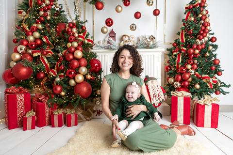 ensaio de natal bebê touca de papai noel brasilia df registrado pela fotógrafa letícia franco papai noel arvore guirlanda pijama carter's carters  trailer neve
ensaio de natal em brasilia'