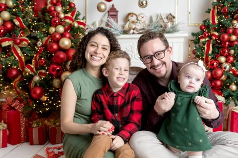 ensaio de natal bebê touca de papai noel brasilia df registrado pela fotógrafa letícia franco papai noel arvore guirlanda pijama carter's carters  trailer neve
ensaio de natal em brasilia'