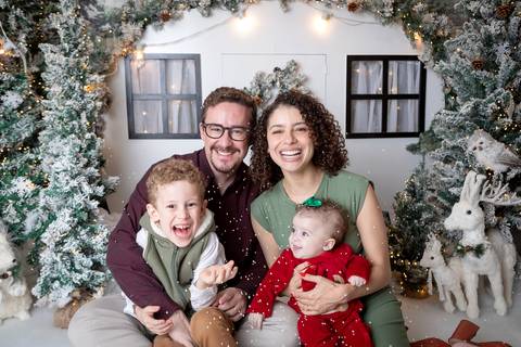 ensaio de natal bebê touca de papai noel brasilia df registrado pela fotógrafa letícia franco papai noel arvore guirlanda pijama carter's carters  trailer neve
ensaio de natal em brasilia'