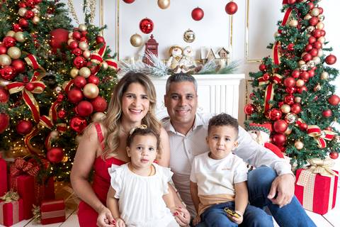 ensaio de natal bebê touca de papai noel brasilia df registrado pela fotógrafa letícia franco papai noel arvore guirlanda pijama carter's carters  trailer neve
'