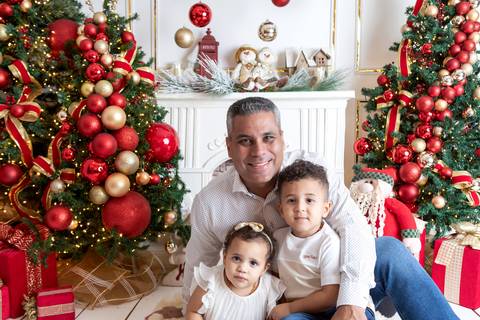 ensaio de natal bebê touca de papai noel brasilia df registrado pela fotógrafa letícia franco papai noel arvore guirlanda pijama carter's carters  trailer neve
'