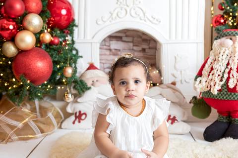 ensaio de natal bebê touca de papai noel brasilia df registrado pela fotógrafa letícia franco papai noel arvore guirlanda pijama carter's carters  trailer neve
'