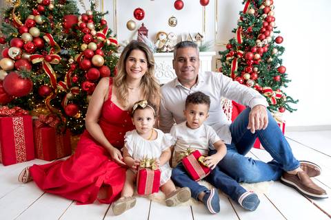 ensaio de natal bebê touca de papai noel brasilia df registrado pela fotógrafa letícia franco papai noel arvore guirlanda pijama carter's carters  trailer neve
'