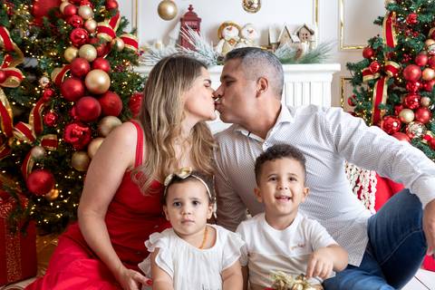 ensaio de natal bebê touca de papai noel brasilia df registrado pela fotógrafa letícia franco papai noel arvore guirlanda pijama carter's carters  trailer neve
'