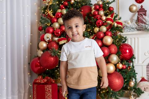 ensaio de natal bebê touca de papai noel brasilia df registrado pela fotógrafa letícia franco papai noel arvore guirlanda pijama carter's carters  trailer neve
'