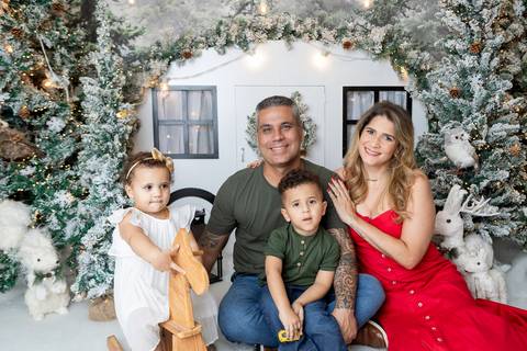 ensaio de natal bebê touca de papai noel brasilia df registrado pela fotógrafa letícia franco papai noel arvore guirlanda pijama carter's carters  trailer neve
'