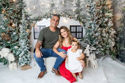 ensaio de natal bebê touca de papai noel brasilia df registrado pela fotógrafa letícia franco papai noel arvore guirlanda pijama carter's carters  trailer neve
'