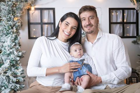 ensaio de natal bebê touca de papai noel brasilia df registrado pela fotógrafa letícia franco papai noel arvore guirlanda pijama carter's carters  trailer neve
ensaio de natal em brasília'