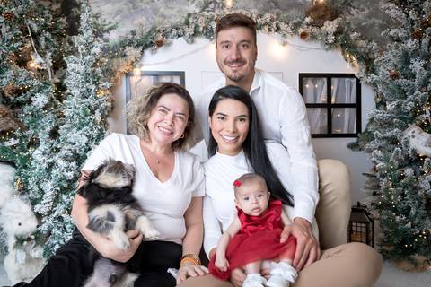 ensaio de natal bebê touca de papai noel brasilia df registrado pela fotógrafa letícia franco papai noel arvore guirlanda pijama carter's carters  trailer neve
ensaio de natal em brasília'