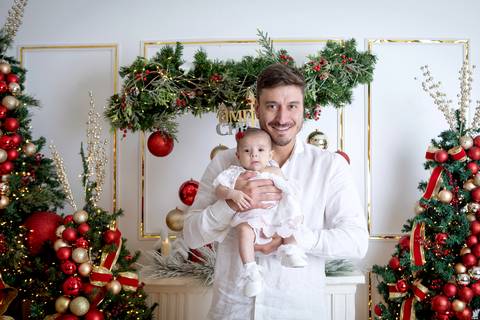 ensaio de natal bebê touca de papai noel brasilia df registrado pela fotógrafa letícia franco papai noel arvore guirlanda pijama carter's carters  trailer neve
ensaio de natal em brasília'
