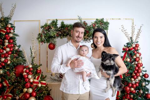 ensaio de natal bebê touca de papai noel brasilia df registrado pela fotógrafa letícia franco papai noel arvore guirlanda pijama carter's carters  trailer neve
ensaio de natal em brasília'