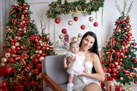 ensaio de natal bebê touca de papai noel brasilia df registrado pela fotógrafa letícia franco papai noel arvore guirlanda pijama carter's carters  trailer neve
ensaio de natal em brasília'