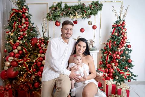 ensaio de natal bebê touca de papai noel brasilia df registrado pela fotógrafa letícia franco papai noel arvore guirlanda pijama carter's carters  trailer neve
ensaio de natal em brasília'